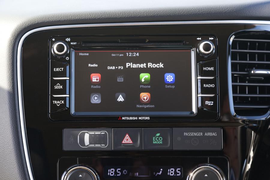 Детали интерьера Mitsubishi Outlander PHEV Juro 2016 года  (UK) (фото 37 из 46)